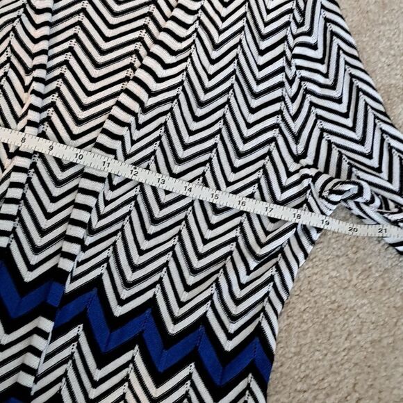 Chico’s Cardigan Top Black White Blue Chevron Lightweight Med Zig Zag Hem Stripe - Picture 8 of 11